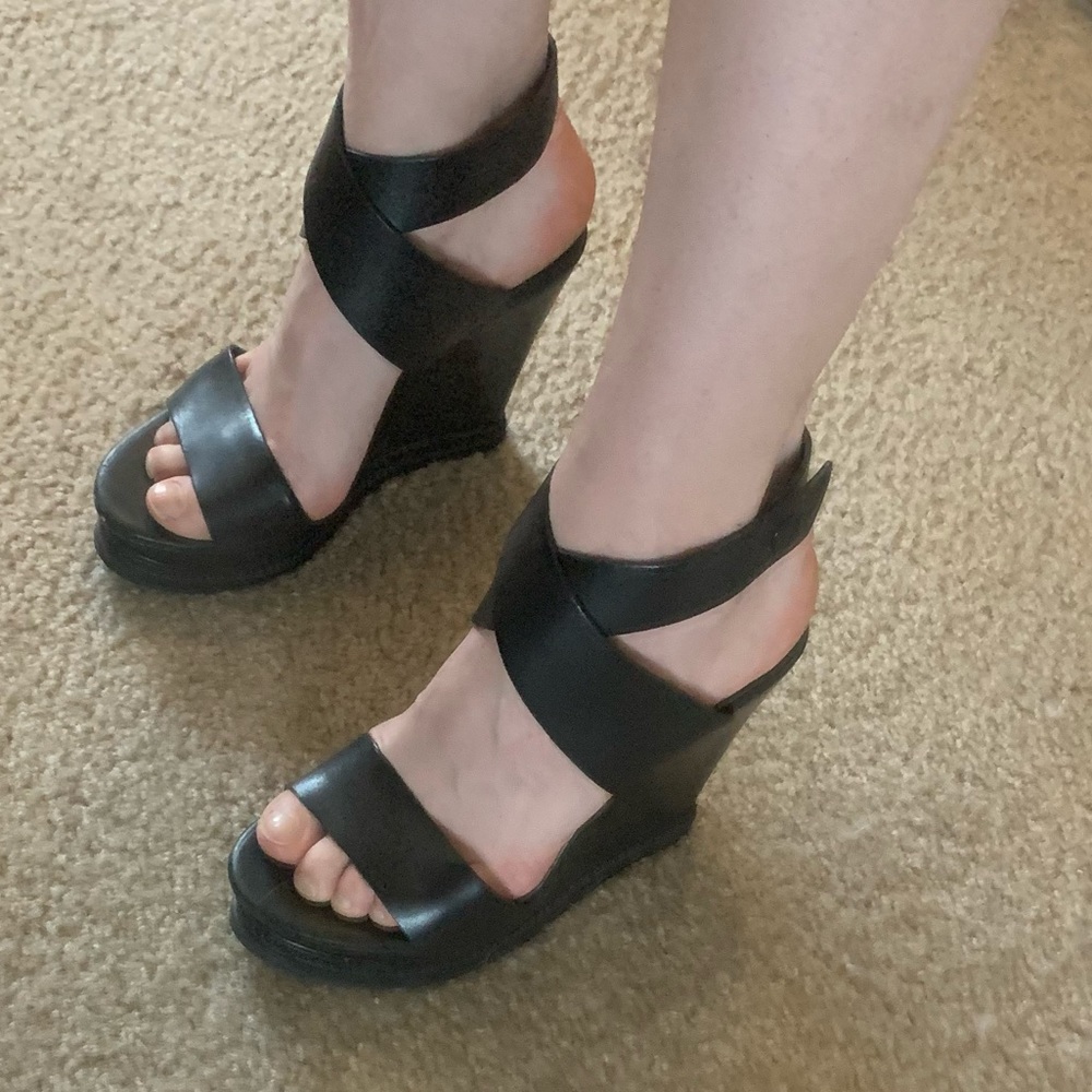 Diane von furstenberg black wedges